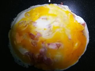 10、#感恩节食谱#培根蛋饼,戳破，使蛋液平铺整个饼面。