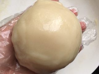 5、可可麻薯软欧,趁热把黄油加入麻薯中，用刮刀搅拌后，呆放凉后揉至黄油全部融合在麻薯中，放入冰箱冷藏备用