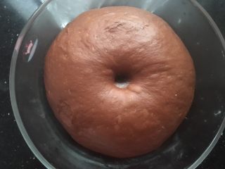 12、可可麻薯软欧,发酵好的面团手指沾干粉，对着面团中间戳一个洞，洞口不回缩不回弹就说明发酵好了