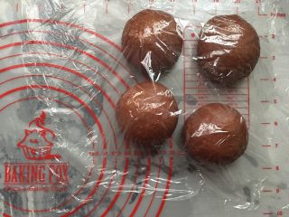 14、可可麻薯软欧,可可面团分成4个小剂子，分别滚圆，盖上保鲜膜松弛15分钟