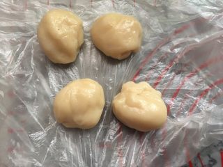 15、可可麻薯软欧,麻薯部分也分成4份