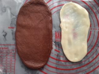 16、可可麻薯软欧,可可和麻薯面团分别擀成长舍状，麻薯面团擀的比可可面团小一圈即可（麻薯面团要带上手套操作）