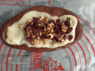 17、可可麻薯软欧,麻薯面团铺在可可面团上面，在放在上自己喜欢的馅料