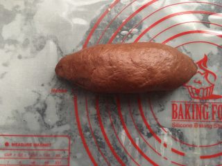 18、可可麻薯软欧,从上而下的卷起，收口位置捏紧