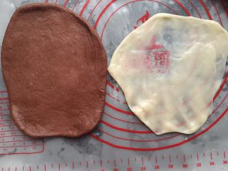 19、可可麻薯软欧,另外一个包法，可可和麻薯面团分别擀成圆形，麻薯面团比可可面团小一圈即可