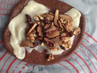 20、可可麻薯软欧,麻薯面团铺在可可面团上面，在放在喜欢的馅料