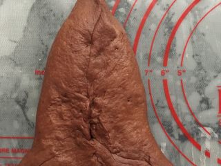 22、可可麻薯软欧,再把底部往上折，在捏紧收口