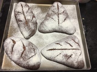 25、可可麻薯软欧,取出发酵好的面团，洒上高粉，用美工刀割上喜欢的纹路（不小心粉洒多了）