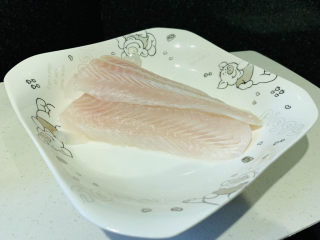 1、清蒸龙利鱼,龙利鱼解冻，切两段；