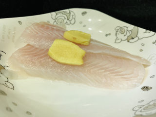 2、清蒸龙利鱼,姜两片；