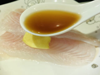 3、清蒸龙利鱼,料酒1勺；