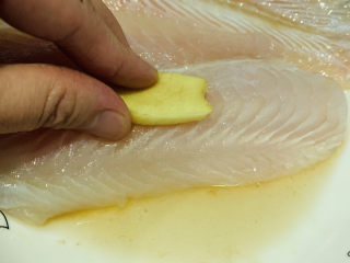 4、清蒸龙利鱼,用手“按摩”均匀，腌十分钟；