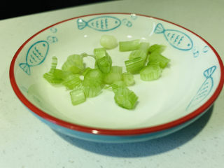 5、清蒸龙利鱼,葱白切粒；