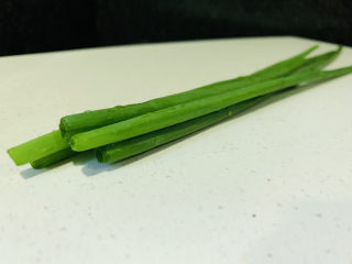 6、清蒸龙利鱼,葱叶洗净；