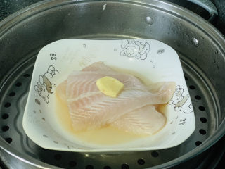 7、清蒸龙利鱼,大火烧开蒸锅水，然后放上龙利鱼，盖住锅盖，大火蒸10分钟；