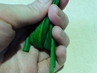 8、清蒸龙利鱼,葱叶先卷起来；