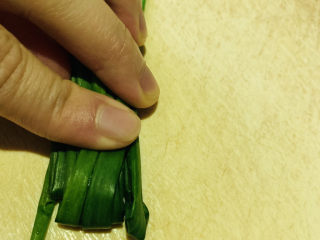 9、清蒸龙利鱼,然后用手压紧；