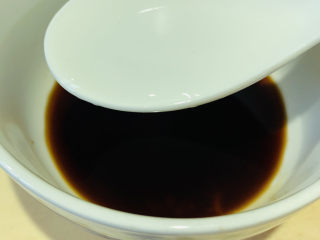 14、清蒸龙利鱼,清水1勺，调均匀；