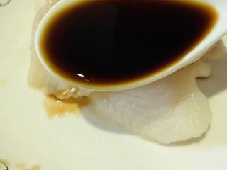 16、清蒸龙利鱼,浇上调好的料汁；