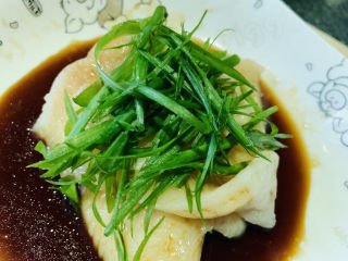 17、清蒸龙利鱼,撒上葱丝；