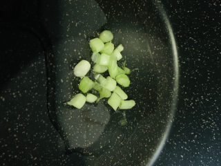 18、清蒸龙利鱼,锅里加2勺食用油，大火烧开，加葱白；