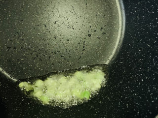 19、清蒸龙利鱼,炸香，浇在葱叶上；