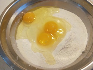 3、红枣面包,鸡蛋打入三个。