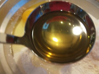 5、红枣面包,黄油化开倒入盆中。