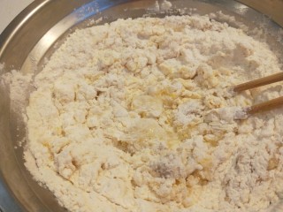 6、红枣面包,加入适量水搅拌均匀。