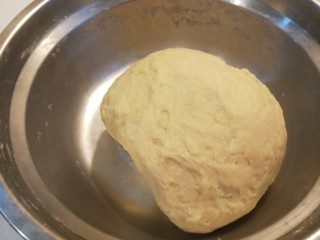 7、红枣面包,在合成面团。