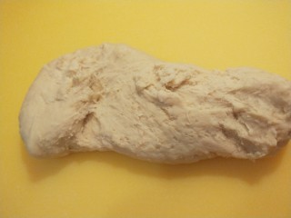 8、红枣面包,在放在案板揉搓。