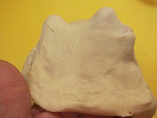 9、红枣面包,最少要揉十分钟左右才能出手套膜。