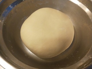 10、红枣面包,在此揉光滑封好。