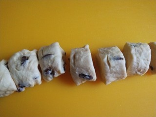 14、红枣面包,切成均匀的面剂子。