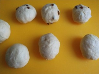 15、红枣面包,在揉光滑的小面团。