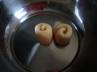 18、红枣面包,磨具刷上油放入面卷。