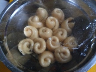 19、红枣面包,全部摆放盆中二次发酵。