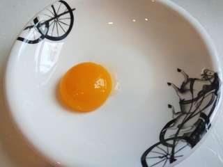 22、红枣面包,打入一个蛋黄。