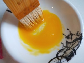 23、红枣面包,用刷子拌均匀。