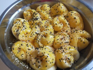 24、红枣面包,在把蛋黄刷在面包披上，撒上熟芝麻