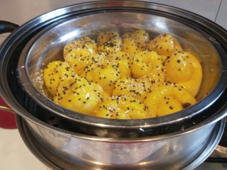 25、红枣面包,在封上保鲜膜，锅中加入足够的水。