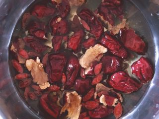 2、红枣枸杞麦芬,红枣撕碎枸杞洗干净提前用温热泡上