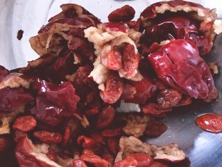 9、红枣枸杞麦芬,泡好的红枣枸杞取出沥干水