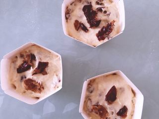 12、红枣枸杞麦芬,将搅拌好的面糊倒入纸杯中7、8分满，表面再放些红枣碎装饰