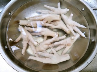 2、虎皮鸡爪,清水洗净鸡爪~