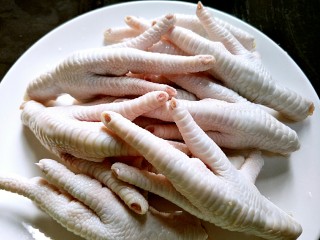 3、虎皮鸡爪,剪去指甲备用~