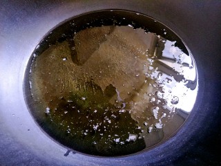 8、虎皮鸡爪,热锅下油~