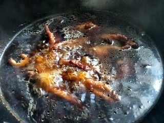 10、虎皮鸡爪,将鸡爪放入卤水中煮10分钟关火闷30-60分钟~（因为鸡爪不能煮很长时间，10分钟又煮不出卤味，所以最好提前准备卤水~有的地方直接用冰水浸泡，我家那边是用卤水煮泡的）