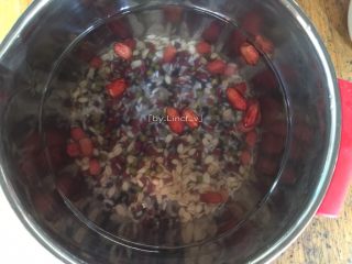 3、五谷杂粮粥,接着放入适量清水浸泡2小时以上