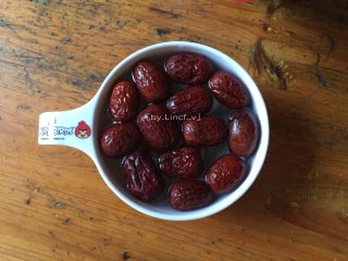 5、五谷杂粮粥,洗净后的红枣也提前浸泡一下